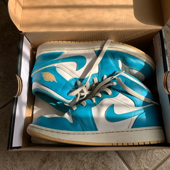 Air Jordan 1 Mid - Picture 2 of 7